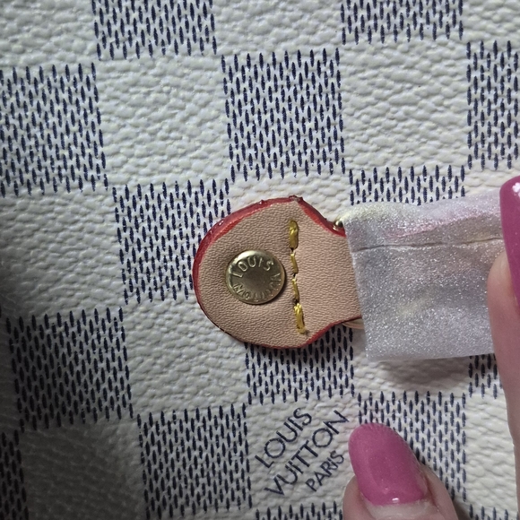 Elegant Checkered Never Full Tote And Clutch in Gray and White. Free Gifts! - Picture 12 of 16